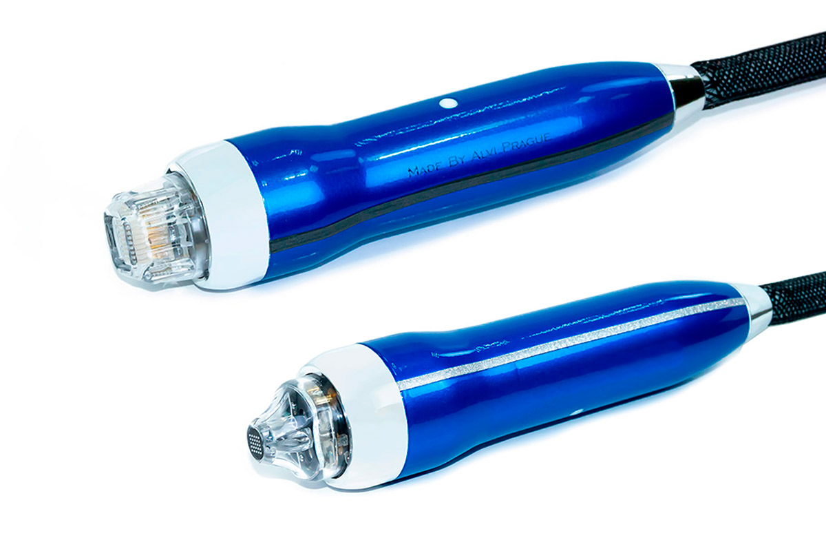 What are the advantages of the microneedle fractional and matrix RF lifting device